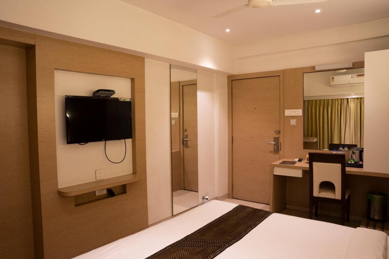 נאווי מומבאי Gold Crest Business Hotel מראה חיצוני תמונה